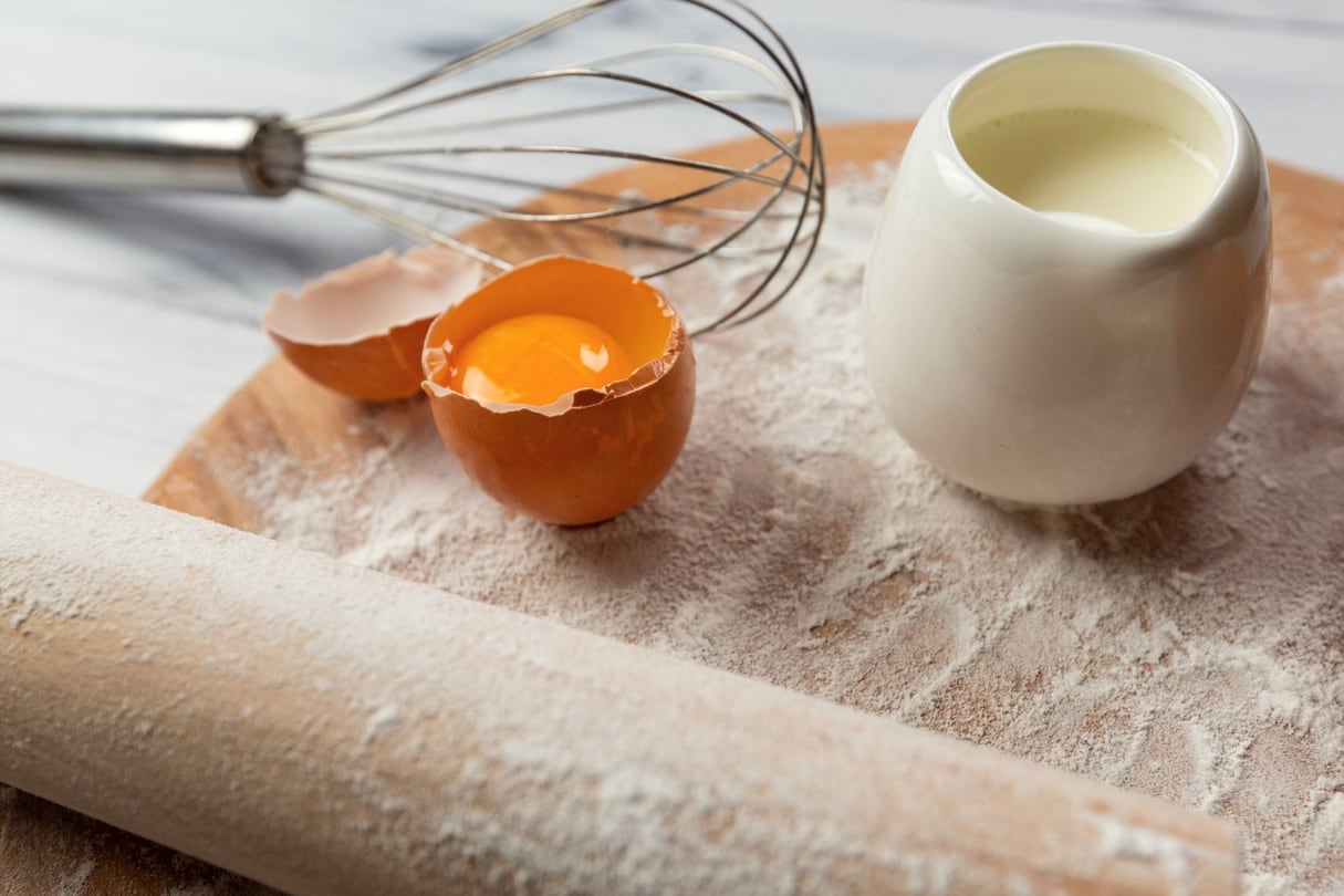 Ingredientes de confeitaria dispostos sobre a bancada