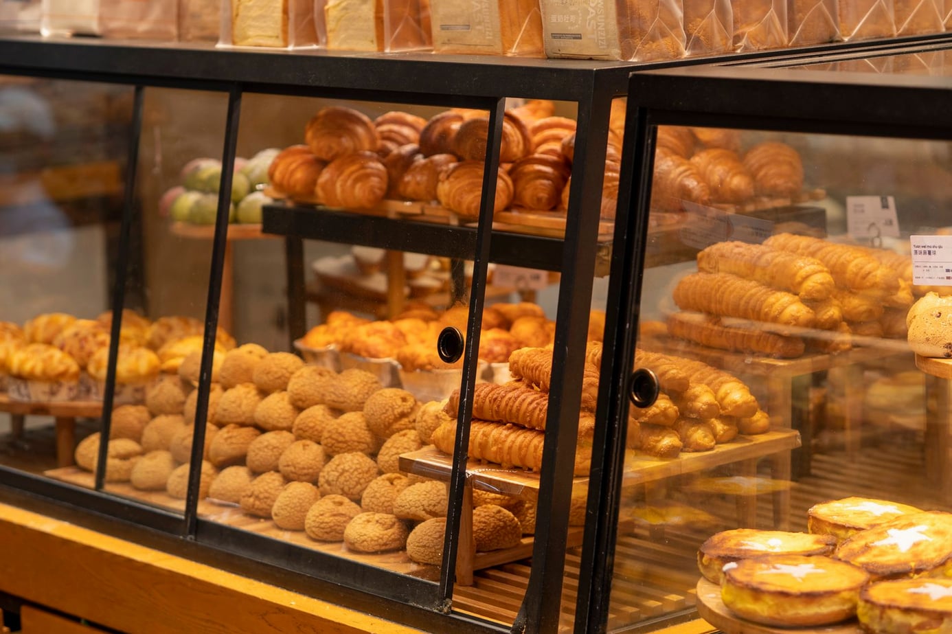 Vitrine de confeitaria com doces variados